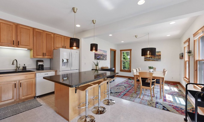 St. Anthony West House | 1 mi to Downtown Best NE MPS Location- House of heART