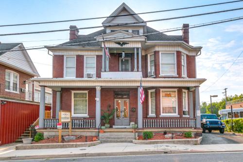 Cumberland Apartment | 1 Mi to Dtwn Cumberland Historic Apt with Patio!