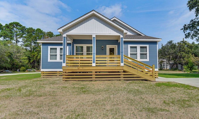 Manteo House | 1 Mi to Dtwn Manteo: Dog-Friendly Home w/Deck