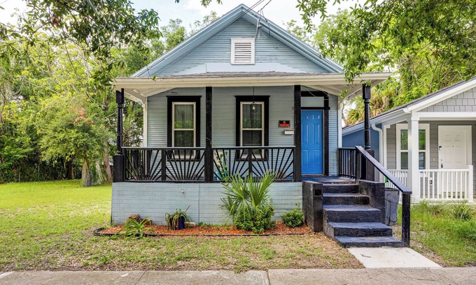 Urban Core House | < 1 Mi to EverBank Stadium: Retreat w/Yard!