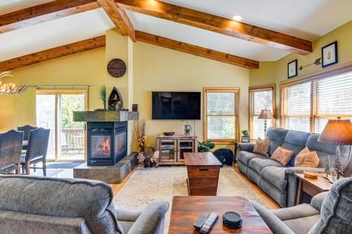 Grand Lake House | 1 Mi to Grand Lake Family-Friendly Gem with Hot Tub