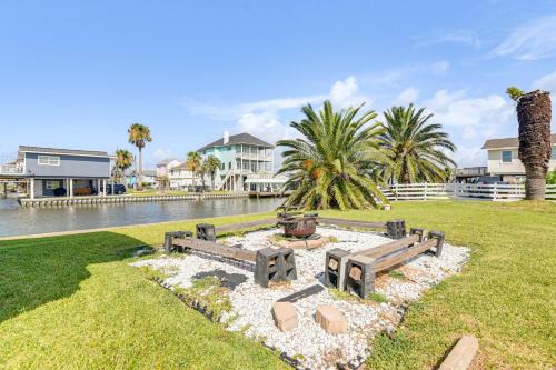Jamaica Beach House | 1 Mi to Jamaica Beach Gem with Waterfront Decks