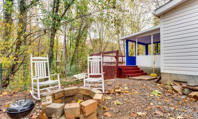 Clarkdale House | 1 Mi to Lake Allatoona Family Home on Farm!