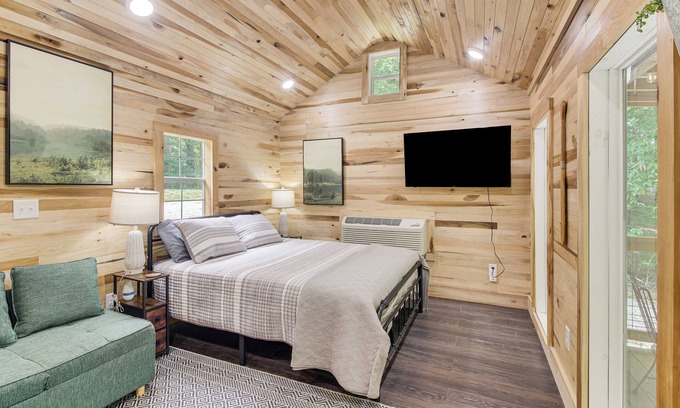 Byrdstown Apartment | 1 Mi to Lake: Charming Byrdstown Retreat w/Deck!