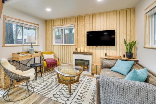 Crestline Apartment | 1 Mi to Lake Cozy Crestline Cabin with Hot Tub!