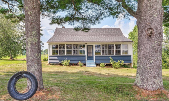 Beebe Plain Cabin | < 1 Mi to Lake: Mtn-View Cabin w/Porch in Newport