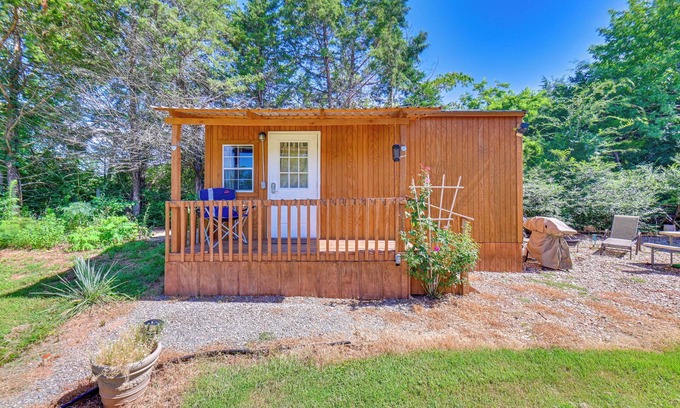 Kingston Apartment | 1 Mi to Lake Texoma: Cozy Studio w/Outdoor Space!