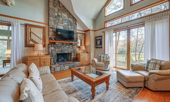 Lake Toxaway House | < 1 Mi to Marina: ‘Ford Mountain Retreat’ w/Deck