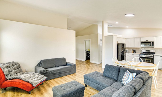 Fernley House | 1 Mi to Pioneer Crossing Casino: Fernley Retreat!