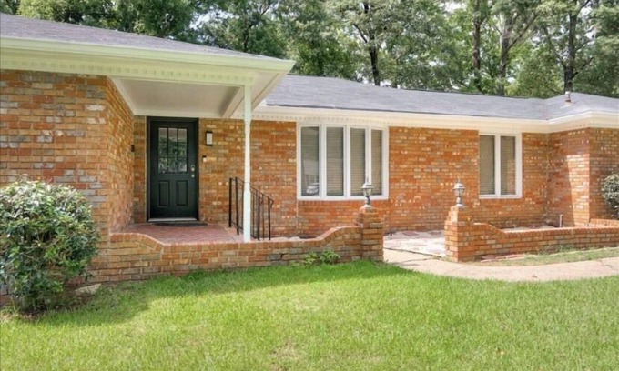 Augusta House | 1 Mile Augusta National- 4 minute Drive, 1 Mile to Berkmans Entrance