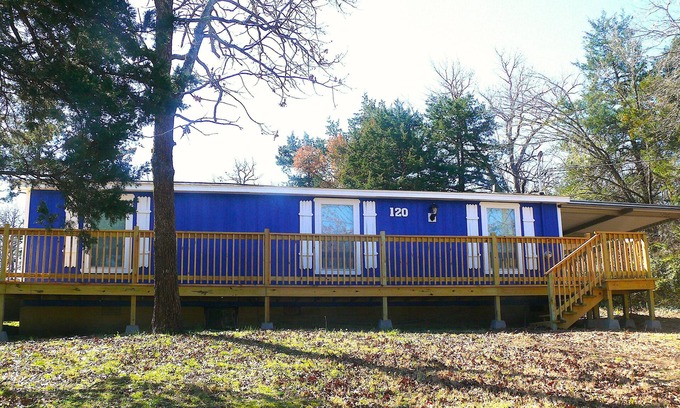 Diamond City House | 1 mile to Bull Shoals Lake and 1 mile to the Diamond City Country Club.
