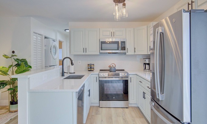 Dunedin Condo | 1 Mile To Honeymoon Island 2 King Beds Free Beach Pass Beach Essentials Provided