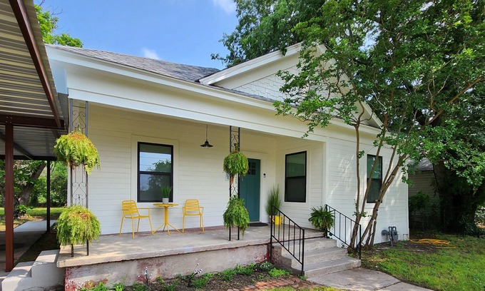 East Riverside Cottage | 1 mile to McClane Stadium, 2 miles to Magnolia Silos, close to all things WACO