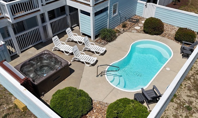Nags Head House | ⭐️1 min to Beach!🏊‍♂️Heated pool included; Hot Tub; Pets; Ocean Views; Arcade!