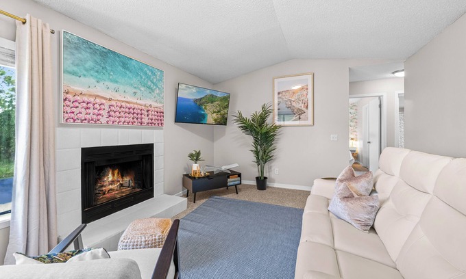Southside Apartment | 1 Min to Mayo Clinic, 5 to Beach Luxury Suite with 2 King Beds