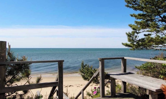 Dennis Port House | 1 min walk from private beach - 4 bd main house, 2 bd carriage house!