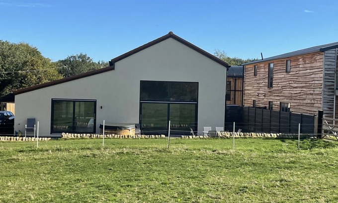 Durham House | 1 NEW DAIRY BARN, pet friendly, with hot tub in Croxdale
