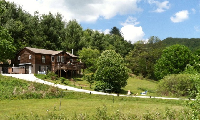 Glenville Apartment | 1 Nighters Welcome Cedar Duplex, NO Stairs, Easy Access, Mountain View!