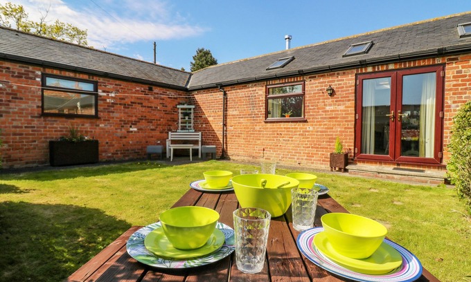 Ryther Cottage | 1 PINES FARM COTTAGES, family friendly, with open fire in Tadcaster