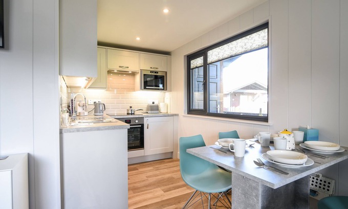 Combpyne Cottage | 1 PINEWOOD RETREAT, romantic, character holiday cottage in Lyme Regis