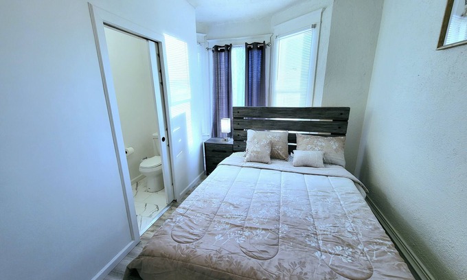 West Colfax House | 1 private bedroom+ bathnsuper fast internet, txt2