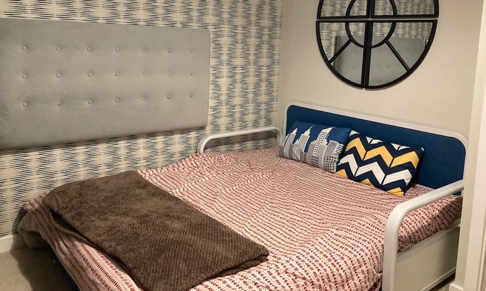 Swindon House | 1 private bedroom with shared Bathroom