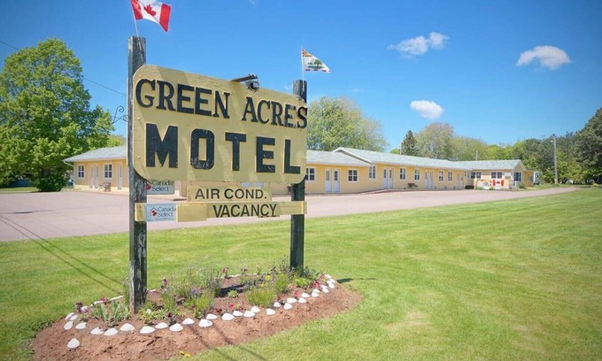 Summerside House | (1) Private Queen Suite at Green Acres Summerside
