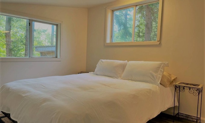 Lund Cabin | 1 Queen Bedroom and Nook with Single Bed (New Listing)