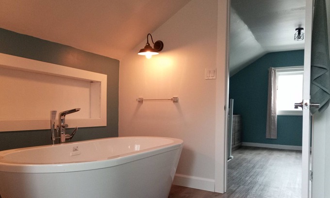 Algoma District House | 1 Queen & Private Bath w/Soaker Tub