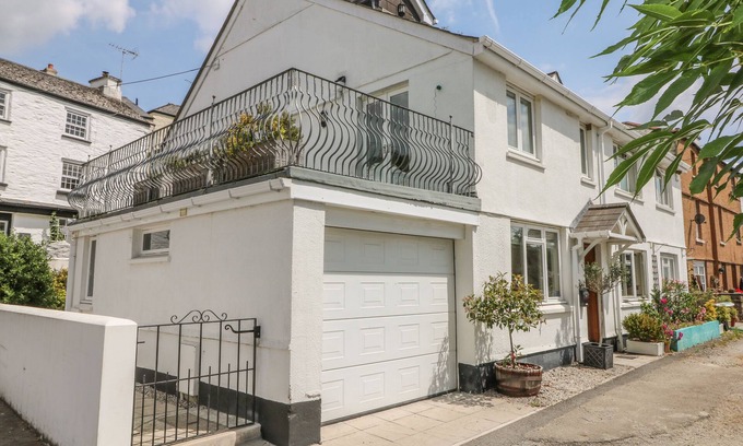 Calstock Cottage | 1 RIVER COTTAGE, pet friendly, with open fire in Calstock