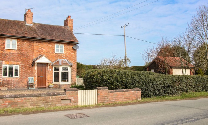 Pontesbury Cottage | 1 ROYAL OAK COTTAGES, pet friendly, with open fire in Longden