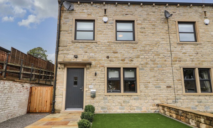Lothersdale Cottage | 1 STANSFIELD MEWS, pet friendly, luxury holiday cottage in Cononley