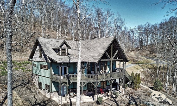 Lansing Cabin | 1 Starry Night-5 BR, 4BA with Stunning Views, Hot Tub, WIFI, AC, Fire Pit