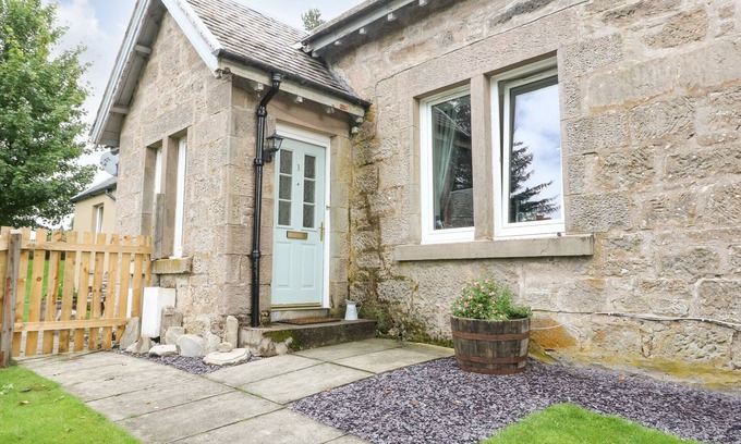 Foss House | 1 STATION COTTAGES, pet friendly, with open fire in Dalwhinnie