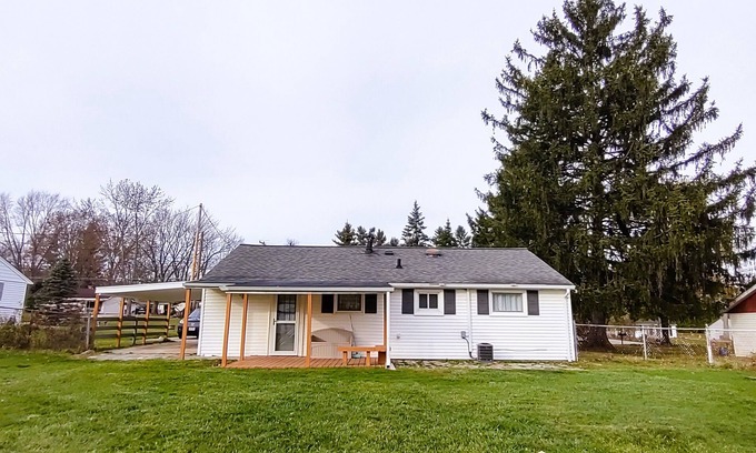 Twinsburg House | 1-Story Cute Home, Fast WiFi, Close 2 Cuyahoga National Park, Infant/Toddler Bed