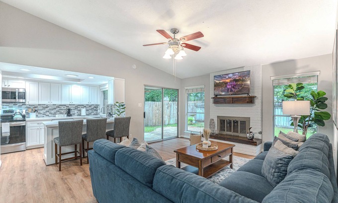 Panther Creek House | 1 story, family friendly 3bdr in The Woodlands! !