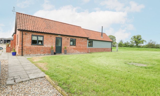 Hainford Cottage | 1 STUD COTTAGE, with open fire in Buxton, Norfolk