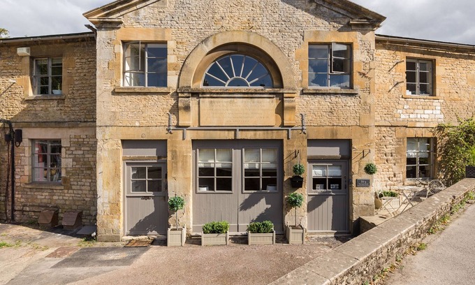 Blockley Apartment | 1 THE COACH HOUSE, romantic, character holiday cottage in Blockley