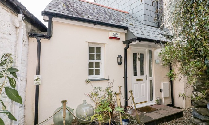 Mevagissey Apartment | 1 THE SALTINGS, pet friendly, character holiday cottage in Mevagissey