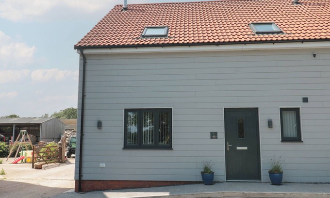 Highbridge House | 1 THE STABLES, family friendly, with open fire in Watchfield