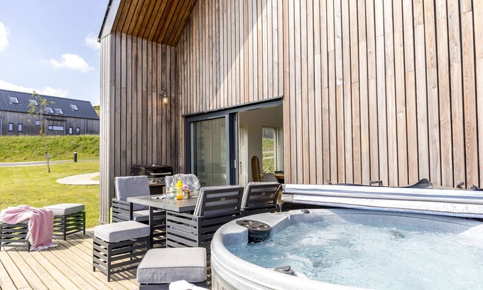 North Buckland House | 1 The Vista, Willingcott Nr Woolacombe - Hot tub/Pet friendly/On-site pool/EV Charger/Ecohome