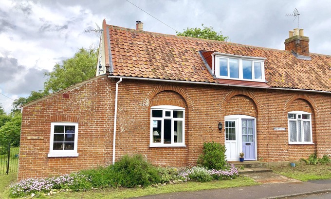 Lowestoft Cottage | 1 TUNNS COTTAGES, RUSHMERE, NR BECCLES, pet friendly in Beccles