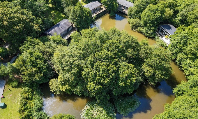 Looe Cottage | 1 WATER'S EDGE, pet friendly, with hot tub in Lanreath