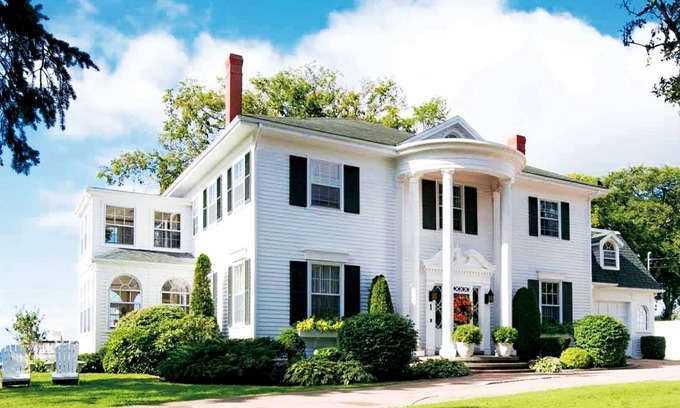 Queens Square Bed & Breakfast | 1 West Inn Waterfront