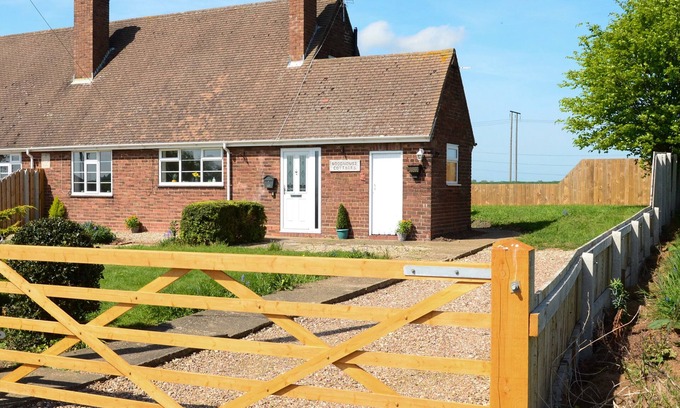 Arnold Cottage | 1 WOODHOUSE COTTAGES, pet friendly, with a garden in Skirlaugh