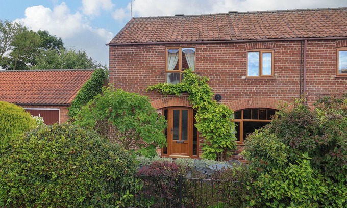 Driffield Cottage | 1 WOODS GARTH, family friendly, with a garden in Wetwang