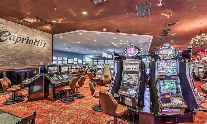 Laughlin Hotel | 1 x Sedona Queen Smoking Room at Edgewater Casino Resort