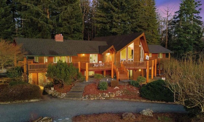 Sedro-Woolley House | 10-Acre Lodge Retreat with Fire Pit + Game Yard