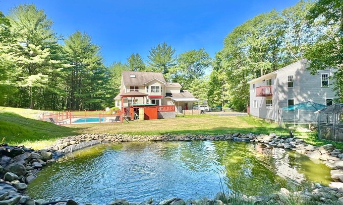 Brodheadsville House | 10 Acres Secluded Property, Hot Tub , Pool, Sauna, WiFi, Pond, Central AC