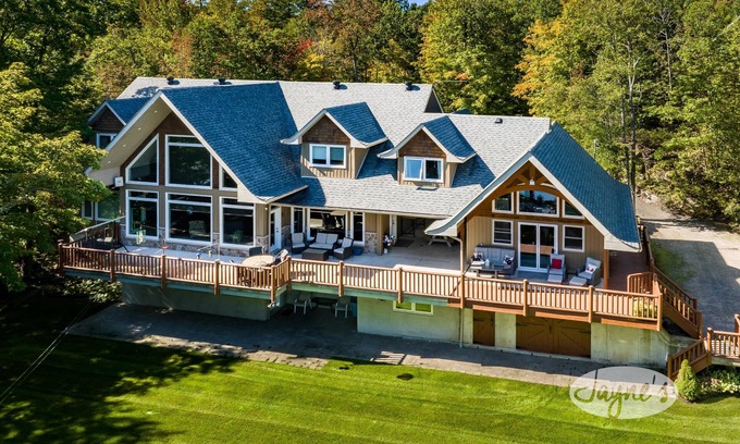 Coldwater Cottage | 10 bed, 7 bath, cottage on Six Mile Lake, level land great for kids!